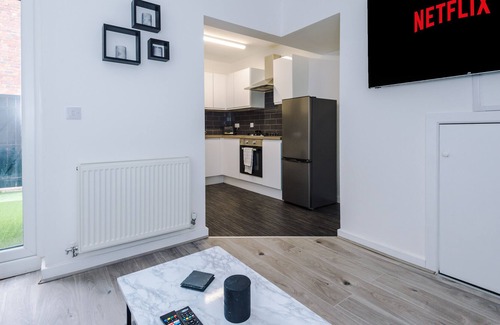 Liverpool House | Cosy & Modern home, Superb Location - Free Parking