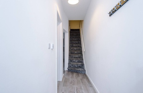 Liverpool House | Cosy & Modern home, Superb Location - Free Parking