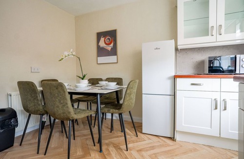 Livingston House | Cosy Modern House in Livingston