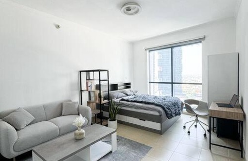 Jumeirah Lake Towers Apartment | Cosy Modern Studio with Lake View and Rooftop Pool in JLT Dubai