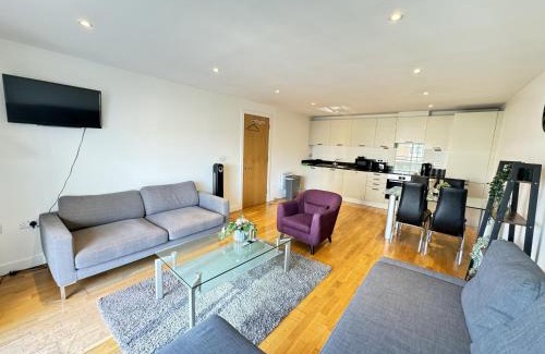 Cathedrals Apartment | Elegant Tower Bridge Apartment with Family-Friendly Amenities