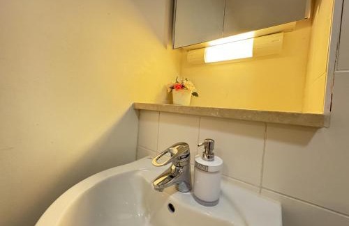 Cathedrals Apartment | Elegant Tower Bridge Apartment with Family-Friendly Amenities