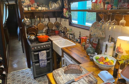 Leeds Boat Rental | Charming Cosy Narrowboat at Leeds Dock - Pet Friendly Escape