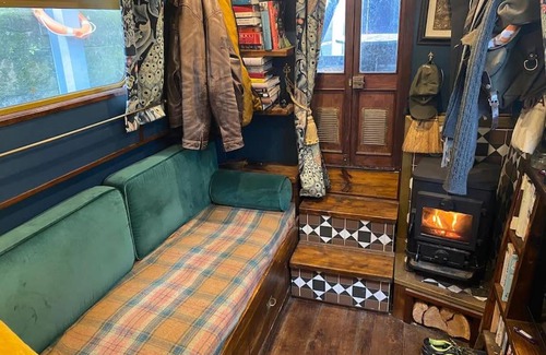 Leeds Boat Rental | Charming Cosy Narrowboat at Leeds Dock - Pet Friendly Escape