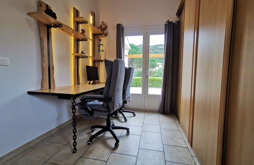 Figari House | Serene Retreat: Cozy Nest Near Sea and Mountains, 10/10 Rated