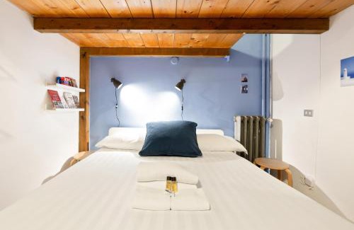 La Fontana Apartment | Budget-Friendly Cosy Nest in Isola District's Heart
