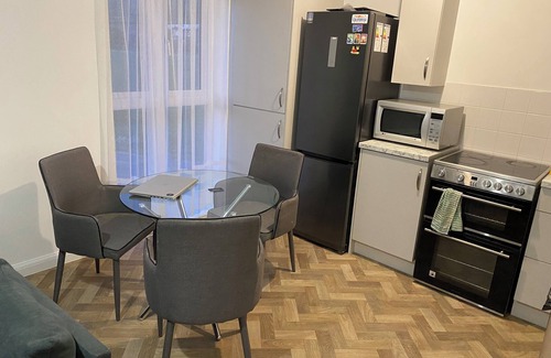 Wouldham Apartment | COSY NEW BUILD TOP FLOOR APARTMENT OVERSEEING FIELDS IN KENT, FAMILY-FRIENDLY!