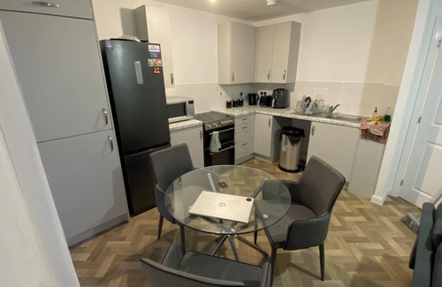 Wouldham Apartment | COSY NEW BUILD TOP FLOOR APARTMENT OVERSEEING FIELDS IN KENT, FAMILY-FRIENDLY!