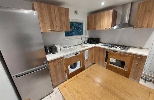 Kensal Green Apartment | Family-Friendly Apartment Near Westfield Shepherd's Bush
