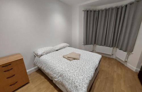 Kensal Green Apartment | Family-Friendly Apartment Near Westfield Shepherd's Bush