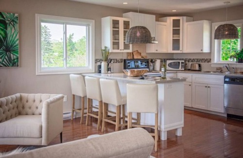 Hunts Point Cottage | Cozy Oceanfront Cottage with Private Hot Tub & Spa Amenities