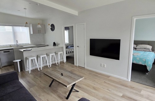 Mangakino House | Scenic Guesthouse Near Lakefront with Pool & Breakfast