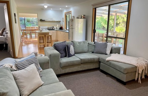 Waterhouse House | Highly Rated Cosy On Tobruk: Lake View & Family Friendly