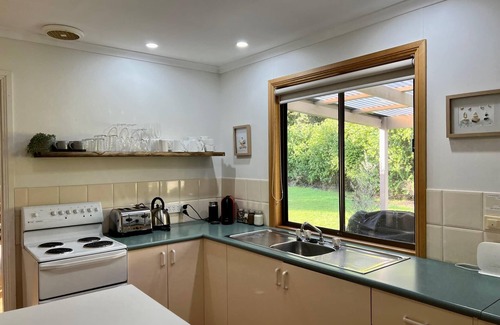 Waterhouse House | Highly Rated Cosy On Tobruk: Lake View & Family Friendly
