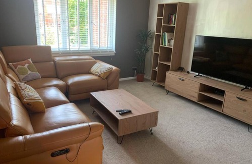 Guildford Apartment | Charming One-Bed Flat with Free Parking & Pet-Friendly