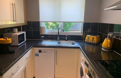 Guildford Apartment | Charming One-Bed Flat with Free Parking & Pet-Friendly