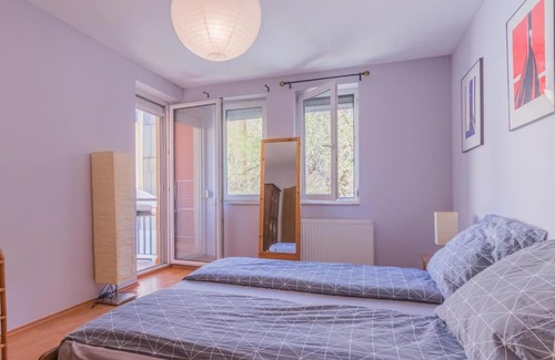 Ferencvaros Apartment | Charming Pet-Friendly Flat with Balcony at Orczy Garden