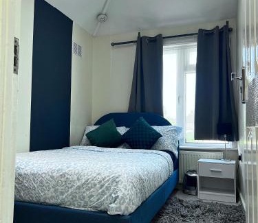 The Wrythe Apartment | Charming Private Flat in London with Free Parking & Kids Welcome