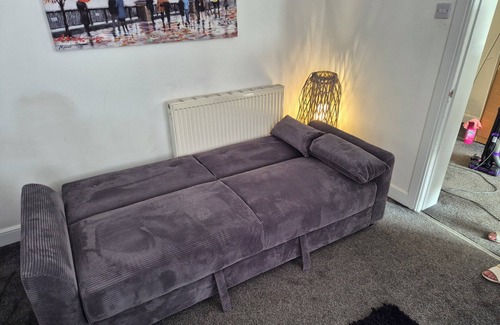 Shotts Apartment | Inviting Pub Flat in Shotts: Perfect for Families & Pets