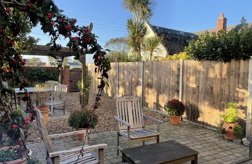 Sea Palling Cottage | Quirky Coastal Cottage - Guest Rated 10/10, Pet Friendly!