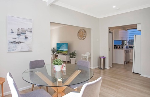 Box Head Apartment | Inviting Renovated 2 Bed Cottage with Breakfast & Waterfront Views
