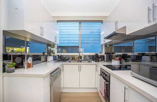 Box Head Apartment | Inviting Renovated 2 Bed Cottage with Breakfast & Waterfront Views
