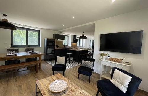 Cerilly Cottage | Gite Cérilly: Family-Friendly Retreat with Spa & Breakfast