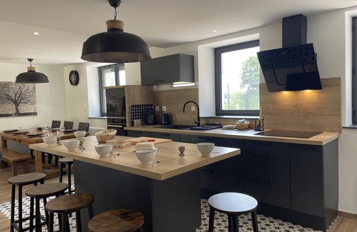 Cerilly Cottage | Gite Cérilly: Family-Friendly Retreat with Spa & Breakfast