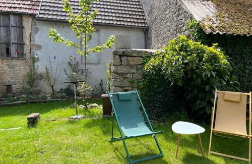 Lormes Bed & Breakfast | Charming Room in the Heart of the Village with Kitchen