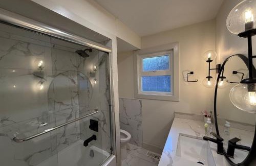 West Point Grey House | Cosy Room Near Downtown Vancouver- Walk to Science World Skytrain & Waterfront- 525 Malkin Avenue