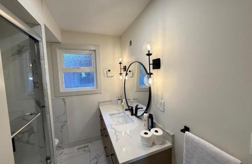 West Point Grey House | Cosy Room Near Downtown Vancouver- Walk to Science World Skytrain & Waterfront- 525 Malkin Avenue