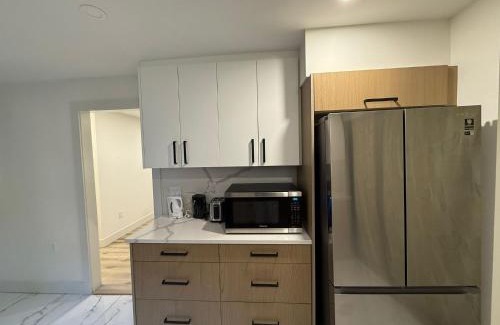 West Point Grey House | Cosy Room Near Downtown Vancouver- Walk to Science World Skytrain & Waterfront- 525 Malkin Avenue