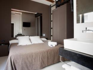 Sant Francesc House | Comfortable Rooms at Embajador with Family-Friendly Amenities
