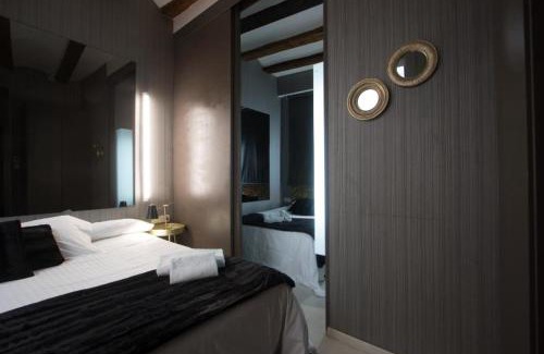 Sant Francesc House | Comfortable Rooms at Embajador with Family-Friendly Amenities