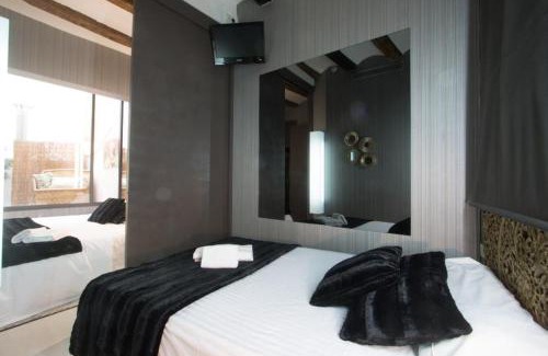 Sant Francesc House | Comfortable Rooms at Embajador with Family-Friendly Amenities