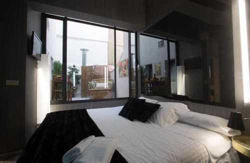 Sant Francesc House | Comfortable Rooms at Embajador with Family-Friendly Amenities