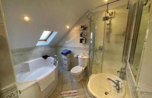 Roscoe House | Cozy Stone Cottage Rooms with Breakfast & 10/10 Guest Rating
