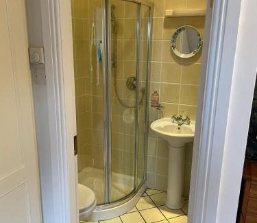 Roscoe House | Cozy Stone Cottage Rooms with Breakfast & 10/10 Guest Rating