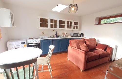 Chelmondiston House | Charming Rural Barn Conversion Near Pin Mill: Pet Friendly