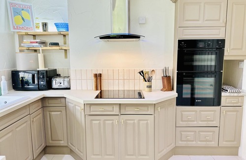 Cooden Cottage | Pet-Friendly Seaside Cottage - Perfect for Family Getaways
