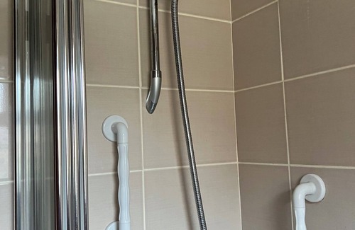 Tea Green House | Cosy Secure Clean House with Parking near Luton Airport