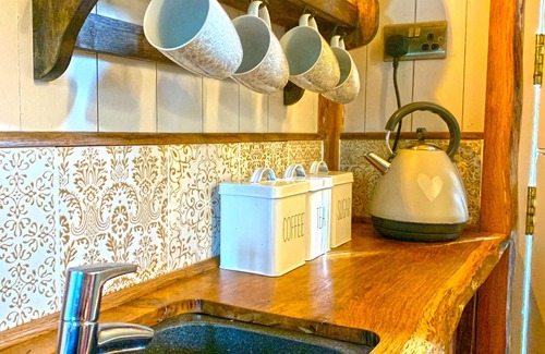 Hereford Cabin | Inviting Shepherd's Hut with Secret Garden in Herefordshire