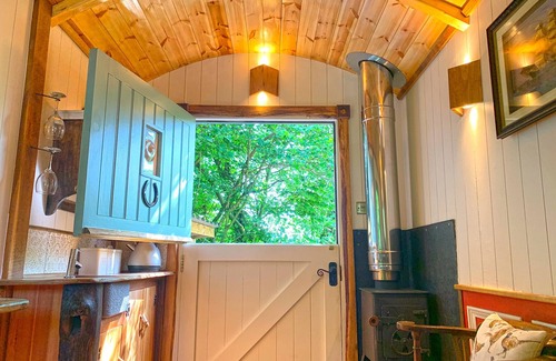 Hereford Cabin | Inviting Shepherd's Hut with Secret Garden in Herefordshire