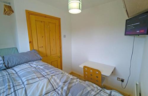 Bromley Cross House | Cozy Single Room with Smart TV, Steps from Train Station