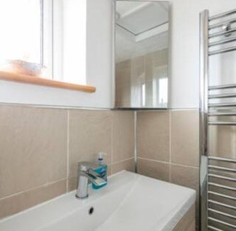 Bromley Cross House | Cozy Single Room with Smart TV, Steps from Train Station