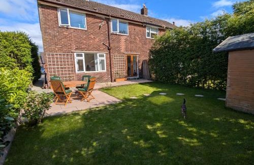 Bromley Cross House | Cozy Single Room with Smart TV, Steps from Train Station
