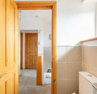 Bromley Cross House | Cozy Single Room with Smart TV, Steps from Train Station