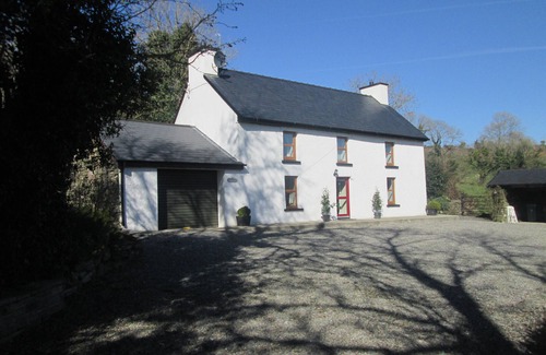 Ardnatrush Cottage | Charming Oceanfront Cottage in Ballylickey with Spa Access