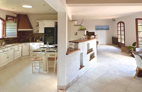 Merignac House | Cozy Southern Retreat with Pool & Landscaped Garden