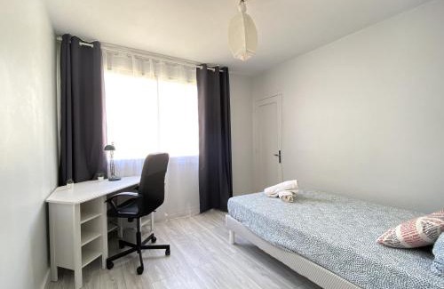 Sablon - Trudaine Apartment | Comfortable 3-Bedroom Retreat with Workspaces - Pres Bas